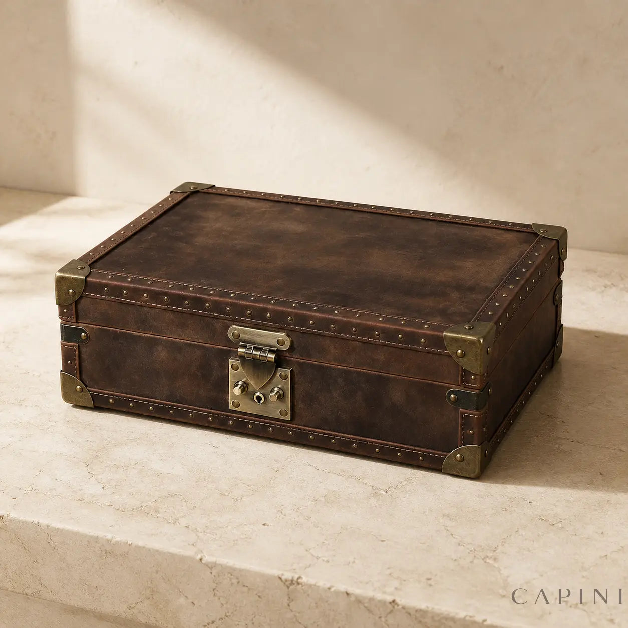 Perugia Crazy Horse watch trunk closed exterior and antique brass hardware