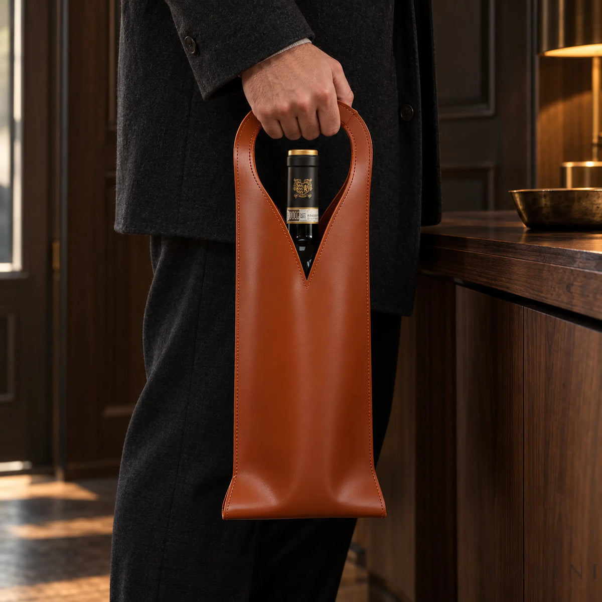 Male hand carrying the Cognac Cormons Loop Handle wine carrier