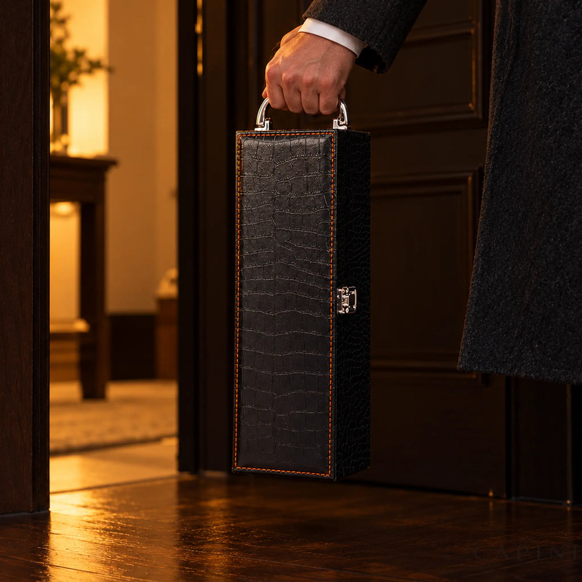 Male hand carrying the Montalcino Black Croc-Grain wine case