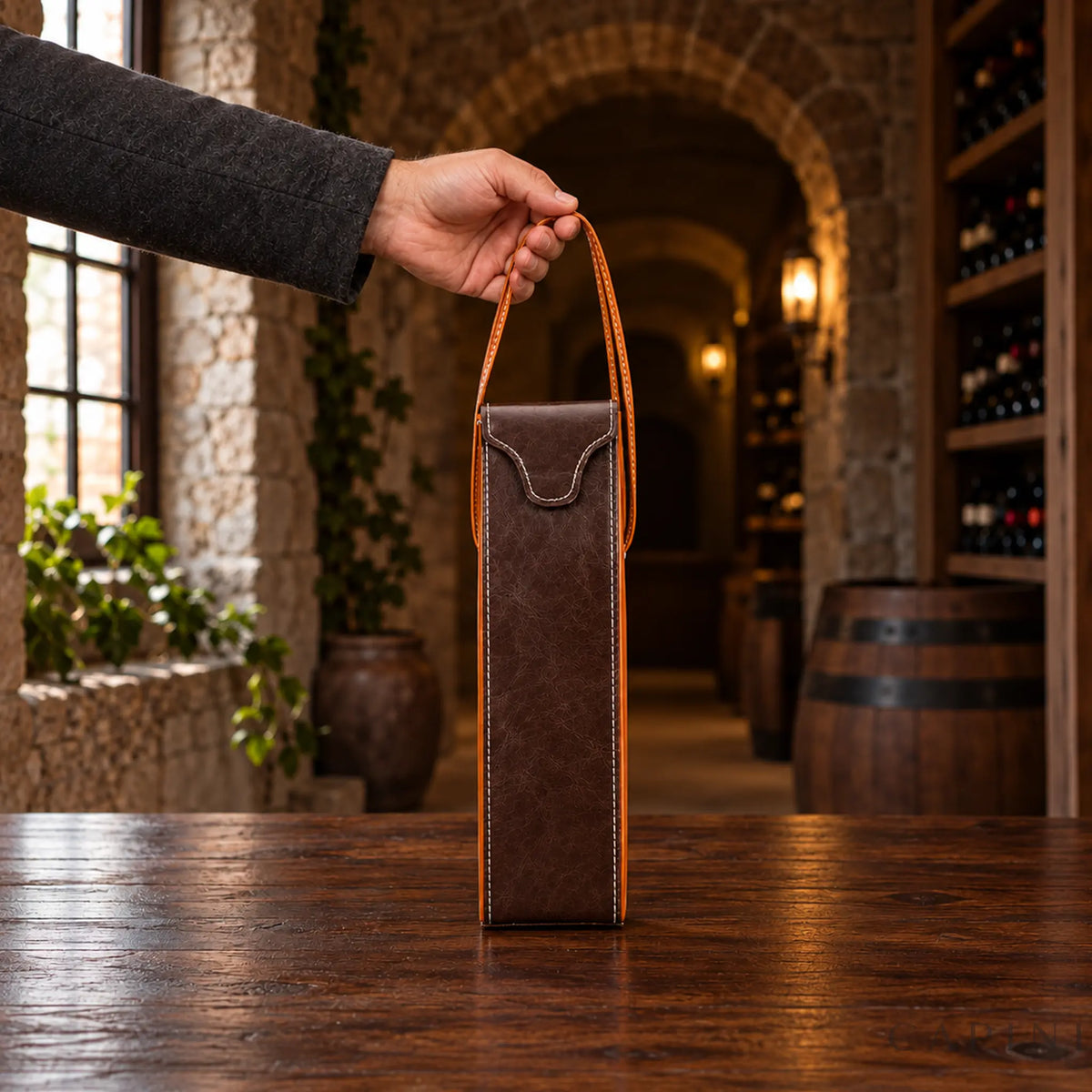 Male hand carrying the Pollenzo one-bottle wine tote